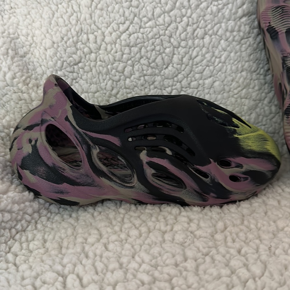 Yeezy Adidas Foam Rnr. Mens Size 6 / Women Size 8. Lightly used (see pics) - Picture 2 of 6